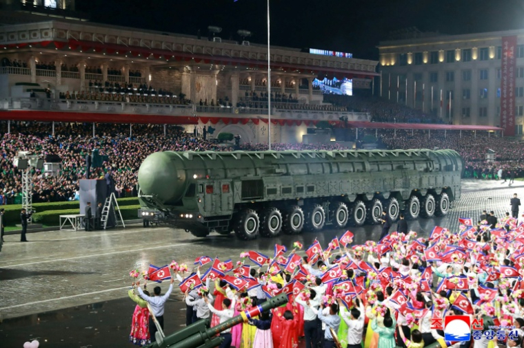 Un missile balistique intercontinental nord-coréen Hwasong-20 défile à Pyongyang le 10 octobre 2025 ( KCNA VIA KNS / STR )