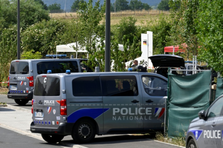 Des véhicules de police près de l'épave d'un avion léger Pilatus PC-6 qui s'est écrasé à Tomblaine, près de Nancy, le 28 juin 2026 en Meurthe-et-Moselle ( AFP / Jean-Christophe VERHAEGEN )