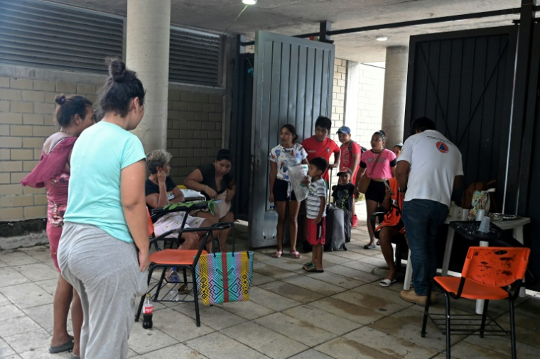 Des habitants arrivent dans un centre d'accueil installé dans une école avant l'arrivée de l'ouragan Erick, le 18 juin 2025 à Acapulco, dans le sud du Mexique ( AFP / Francisco Robles )