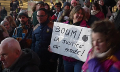 Chantage à la sextape: le maire de Saint-Etienne condamné, manifestation de joie