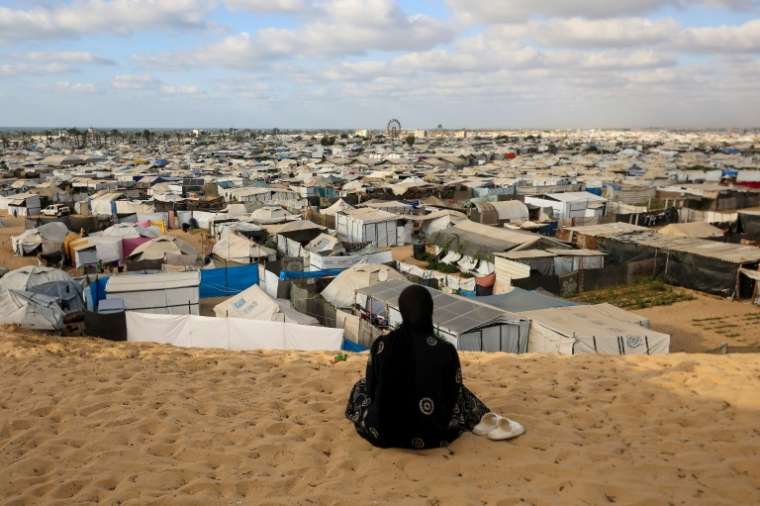 Une Palestinienne assise face à camp de déplacés à Khan Younès, dans le sud de la bande de Gaza, le 29 septembre 2025 ( AFP / Omar AL-QATTAA )