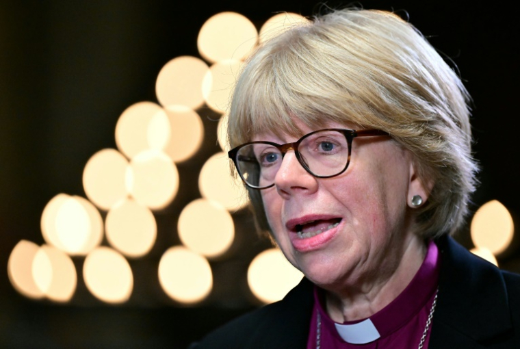 La nouvelle archevêque de Canterbury, Sarah Mullally, première femme à diriger l'Église d'Angleterre de son histoire, lors d'une interview à la cathédrale de Canterbury, dans le sud-est de l'Angleterre, le 3 octobre 2025, suite à l'annonce de sa nomination ( AFP / Ben STANSALL )