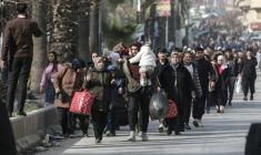 Des habitants fuient le quartier kurde d'Achrafieh, à Alep, dans le nord de la Syrie, le 7 janvier 2026 ( AFP / Bakr ALkasem )
