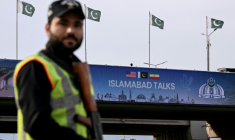 Un écran évoquant les pourparlers Iran/Etats-Unis à venir à Islamabad, le 10 avril 2026 ( AFP / Farooq NAEEM )