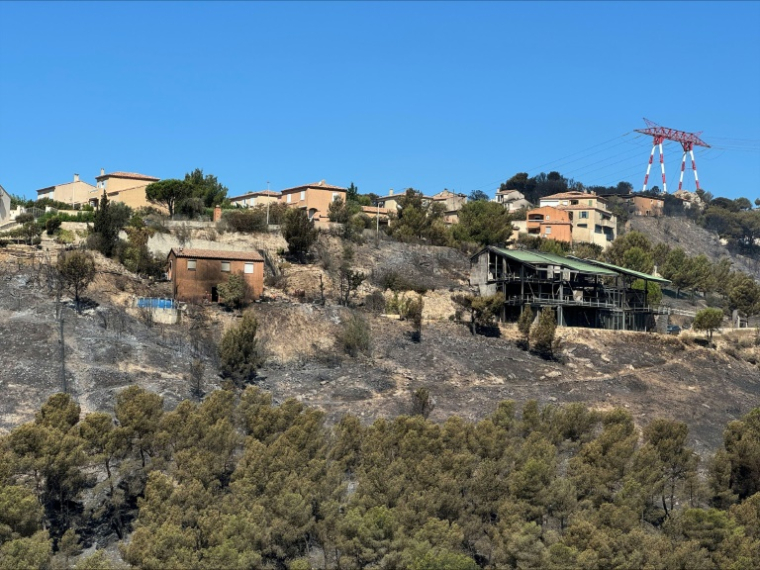 Des zones brûlées du quartier de l'Estaque à Marseille, au lendemain d'un incendie de forêt, le 9 juillet 2025 dans les Bouches-du-Rhône ( AFP / Viken KANTARCI )