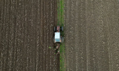 Un agriculteur dans son tracteur dans les environs d'Agen