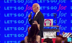 Poussé vers la sortie, Joe Biden est déterminé à rester dans la course à la Maison Blanche