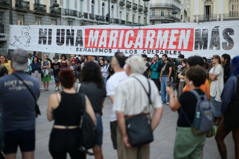 Des manifestants  protestent à Madrid contre l'expulsion d'une femme de 87 ans du logement où elle habitait depuis toujours, le 27 septembre 2026 les expulsions de logements après c, le 27 septembre 2026 ( AFP / Thomas COEX )