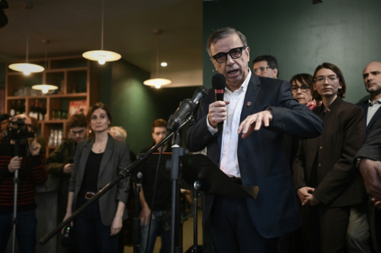 Le maire écologiste Pierre Hurmic (c), candidat à sa réélection, lors du lancement de sa campagne pour les muncipales, le 9 janvier 2026 à Bordeaux ( AFP / Philippe LOPEZ )