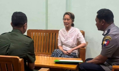 Photo non datée fournie par la junte birmane le 30 avril 2026 montrant Aung San Suu Kyi (au centre) dans un lieu non précisé. ( MYANMAR MILITARY INFORMATION TEAM / Handout )