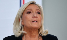 La dirigeante d'extrême droite française Marine Le Pen présente un budget alternatif pour 2027