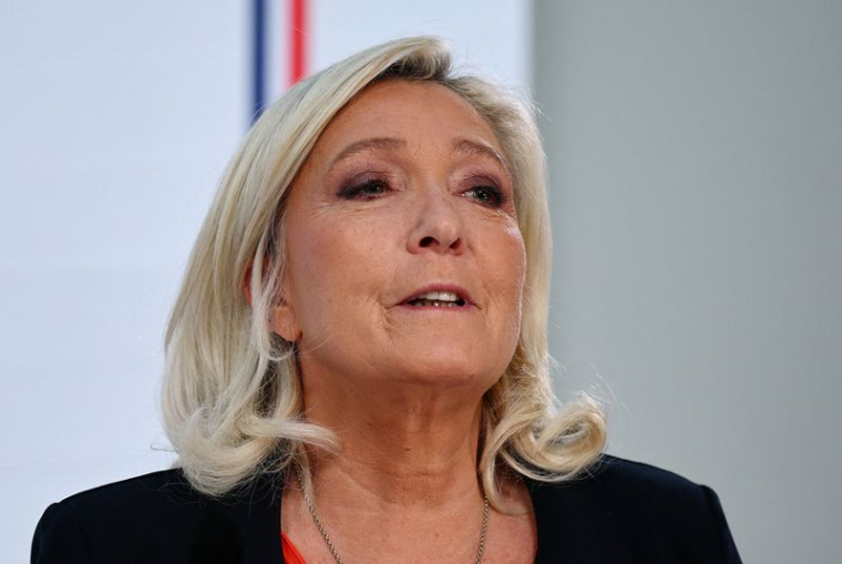 La dirigeante d'extrême droite française Marine Le Pen présente un budget alternatif pour 2027