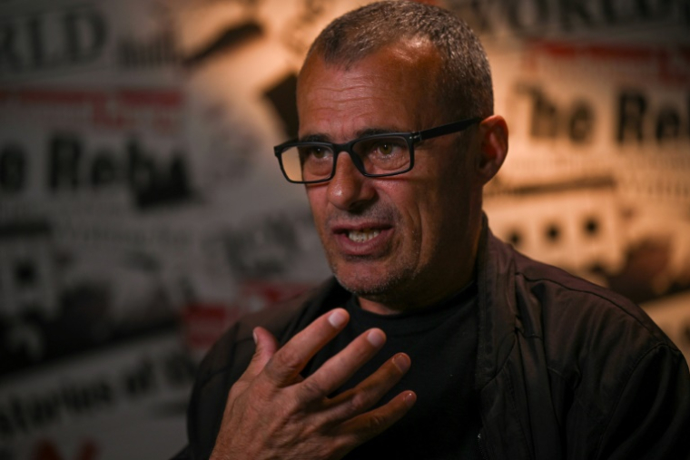 Ramadan Nishori, premier homme kosovar à avoir rompu le silence pour reconnaître publiquement avoir été violé pendant la guerre de 1998-1999, lors d'une interview avec l'AFP à Pristina, le 28 mai 2025 ( AFP / Armend NIMANI )