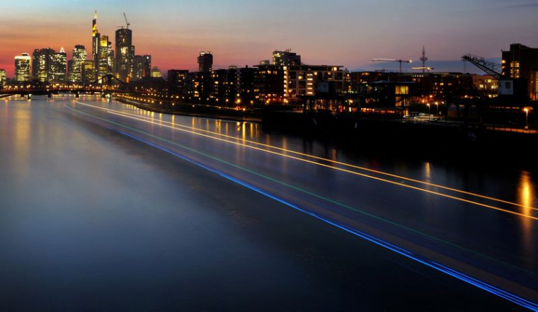La ligne d'horizon avec le quartier des banques est vue au coucher du soleil à Francfort
