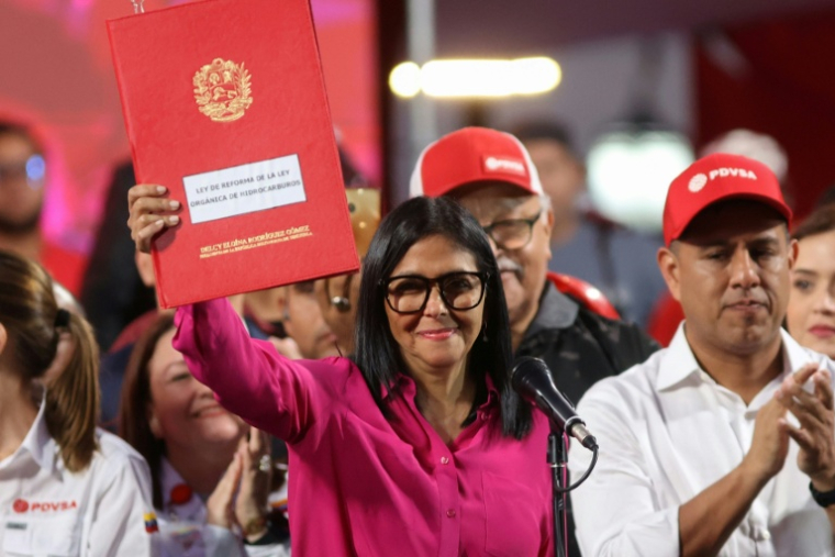La présidente intérimaire du Venezuela, Delcy Rodriguez, tient un exemplaire de la réforme de la loi sur les hydrocarbures devant le palais présidentiel de Miraflores, à Caracas, le 29 janvier 2026 ( AFP / Pedro MATTEY )
