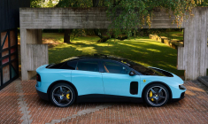Photo diffusée à la presse du premier modèle de voiture électrique de Ferrari, "Luce" ("lumière"), dévoilé à Rome le 25 mai 2026 ( FERRARI PRESS OFFICE / Handout )