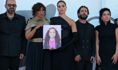 L'acteur israélien Amer Hlehel (g), la réalisatrice franco-tunisienne Kaouther Ben Hania, l'actrice Saja Kilani, l'acteur Motaz Malhees et la comédienne Clara Khoury posent avec un portrait de la fillette palestinienne Hind Rajab, pour la projection officielle du film "The Voice of Hind Rajab", en lice pour le Lion d'or de la 82e Mostra de Venise, le 3 septembre 2025 ( AFP / Tiziana FABI )