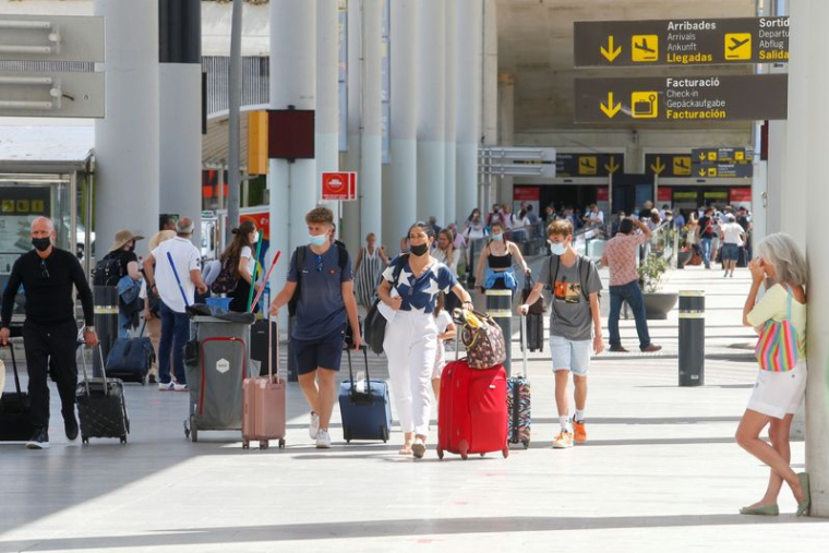 LE ROYAUME-UNI POURRAIT DURCIR LES RÈGLES DE VOYAGE VERS L'ESPAGNE, THE TIMES