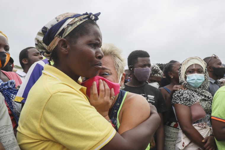 Au port de Pemba, au Mozambique, le 1er avril 2021. Des familles attendent l'arrivée de leurs proches, évacués par bateau après l'attaque sanglante à Palma. ( AFP / ALFREDO ZUNIGA )