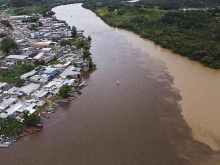 Vue aérienne de la jonction des rivières Yaruari et Cuyuni et la ville minière d'El Dorado, dans l'Etat de Bolivar, le 24 mai 2025 au Venezuela ( AFP / Hirsaid GOMEZ )