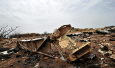 Des débris de l'avion d'Air Algérie, le 26 juillet 2014, dans la région de Gossi, au Mali ( AFP / SIA KAMBOU )