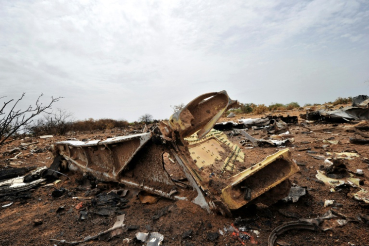 Des débris de l'avion d'Air Algérie, le 26 juillet 2014, dans la région de Gossi, au Mali ( AFP / SIA KAMBOU )
