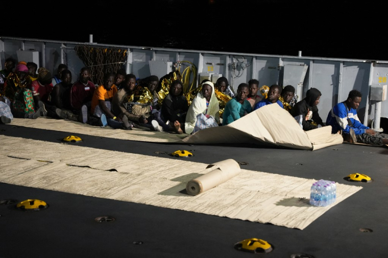 Des migrants arrivent à Lampedusa (Italie) à bord d'un bateau de sauvetage, le 16 septembre. ( AFP / ZAKARIA ABDELKAFI )