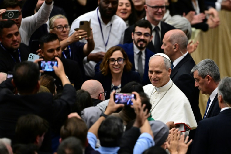 Léon XIV (au centre à droite) avec des journalistes au Vatican le 12 mai 2025 ( AFP / Tiziana FABI )