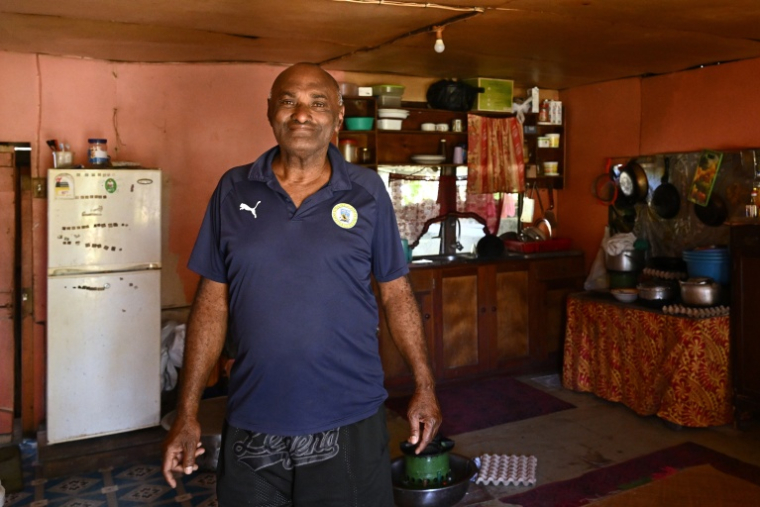 Vereniki Nalio, un habitant de Rukurukulevu, aux Fidji, dans la cuisine de sa maison, le 9 octobre 2026 ( AFP / Saeed KHAN )