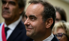 Le Premier ministre Sébastien Lecornu effectue son premier déplacement, dans un centre de santé départemental à Mâcon (Saône-et-Loire), le 13 septembre 2025 ( AFP / JEFF PACHOUD )