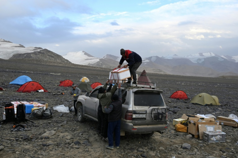 Camp de la mission scientifique Pamir Ice-Memory au pied du Kon Tchoukourbachi dans le massif du Pamir au Tadjikistan, le 25 septembre 2025 ( AFP / Prakash MATHEMA )