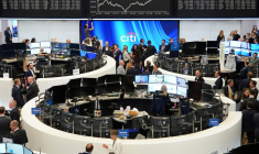 Le graphique de l'indice allemand des prix des actions DAX est photographié à la bourse de Francfort