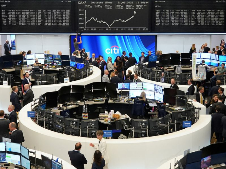Le graphique de l'indice allemand des prix des actions DAX est photographié à la bourse de Francfort