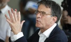 Manuel Valls à Pouembout, le 1er mai 2025. ( AFP / DELPHINE MAYEUR )