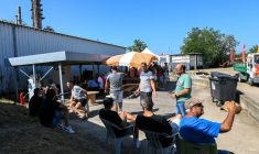 Salariés de Fibre Excellence protestant à Tarascon, dans l', les Bouches-du-Rhône, le 29 juillet 2026. ( AFP / Sylvain THOMAS  )