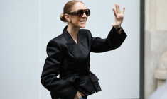 La chanteuse canadienne Céline Dion salue ses fans à sa sortie de l'hôtel Royal Monceau à Paris, le 3 septembre 2026 ( AFP / SIMON WOHLFAHRT )