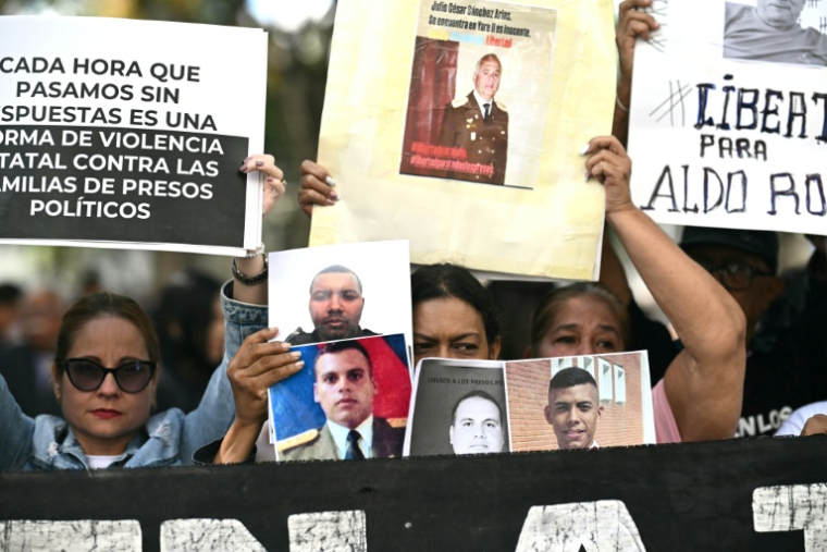Des proches de prisonniers politiques manifestent devant le bureau du procureur général à Caracas, le 20 janvier 2026 ( AFP / RONALDO SCHEMIDT )