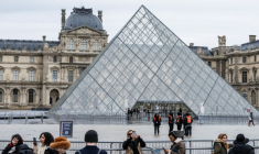 Des touristes bloquée devant le musée du Louvre, fermé en raison d'une grève, le 12 janvier 2026 à Paris ( AFP / Martin LELIEVRE )