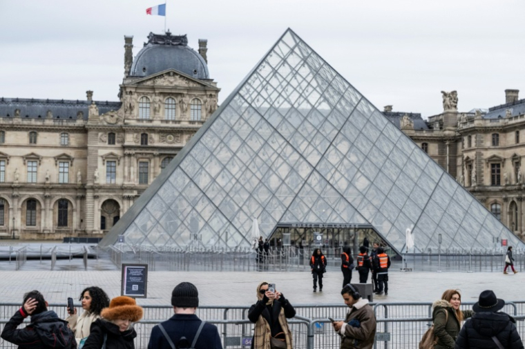 Des touristes bloquée devant le musée du Louvre, fermé en raison d'une grève, le 12 janvier 2026 à Paris ( AFP / Martin LELIEVRE )
