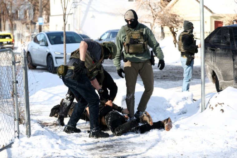 Des agents fédéraux arrêtent un manifestant à Minneapolis, dans le Minnesota, le 3 février 2026 ( AFP / Charly TRIBALLEAU )