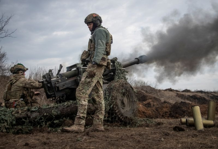 Un soldat ukrainien sur le front près de Bakhmout