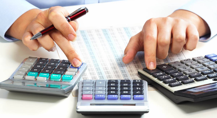 Pour calculer votre avantage fiscal, en cas de versement sur un PER, vous avez besoin d’une calculette, de votre avis d’impôts 2022 et des conseils du Revenu. (© DR)
