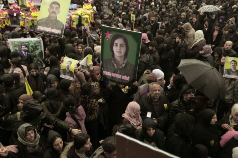 Funérailles de cinq combattants kurdes tués lors d’affrontements avec l'armée syrienne dans le nord-est de la Syrie, à Qamichli, le 28 janvier 2026 ( AFP / Delil SOULEIMAN )