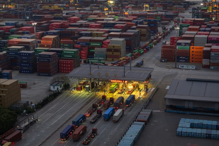 Des camions et des conteneurs dans un port de Nanjing, en Chine, le 8 avril 2025 ( AFP / STRINGER )