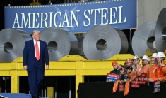 Le président américain Donald Trump lors d'une visite de l'acierie US Steel à West Mifflin, en Pennsylvanie, le 30 mai 2025 ( AFP / SAUL LOEB )
