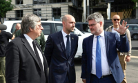 Le ministre français des Affaires étrangères, Jean-Noël Barrot (c), observe les dégâts près d'une station de métro suite à une attaque russe, le 21 juillet 2025 à Kiev, en Ukraine ( AFP / Barbara WOJAZER )