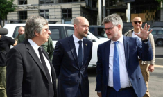 Le ministre français des Affaires étrangères, Jean-Noël Barrot (c), observe les dégâts près d'une station de métro suite à une attaque russe, le 21 juillet 2025 à Kiev, en Ukraine ( AFP / Barbara WOJAZER )