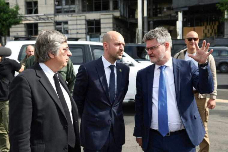 Le ministre français des Affaires étrangères, Jean-Noël Barrot (c), observe les dégâts près d'une station de métro suite à une attaque russe, le 21 juillet 2025 à Kiev, en Ukraine ( AFP / Barbara WOJAZER )