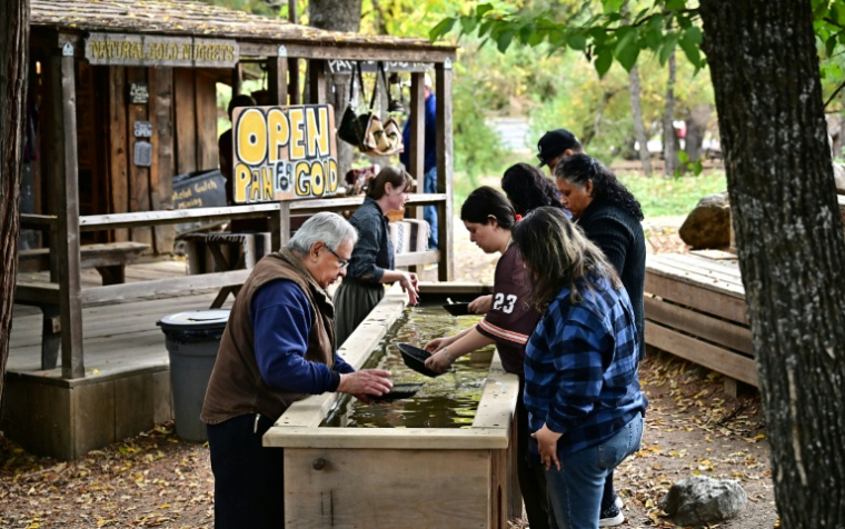 La Matelot Gulch Mining Company, dans les collines de Sierra Nevada, à Columbia, en Californie, le 26 octobre 2025 ( AFP / Frederic J. BROWN )