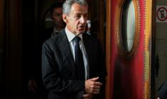 L'ancien président Nicolas Sarkozy quitte le palais de justice à Paris, le 14 février 2024, après le verdict de son procès en appel dans l'affaire Bygmalion ( AFP / Bertrand GUAY )